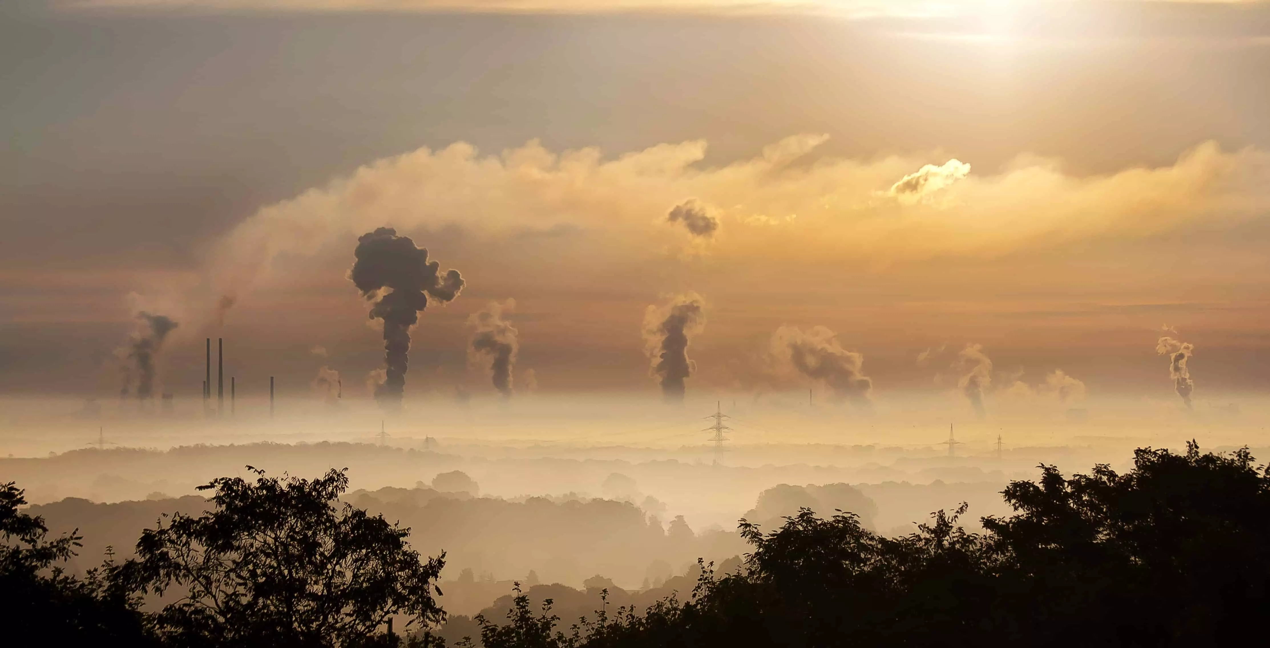 Abgas- bzw. Rauchschwaden über landschaftlicher Skyline