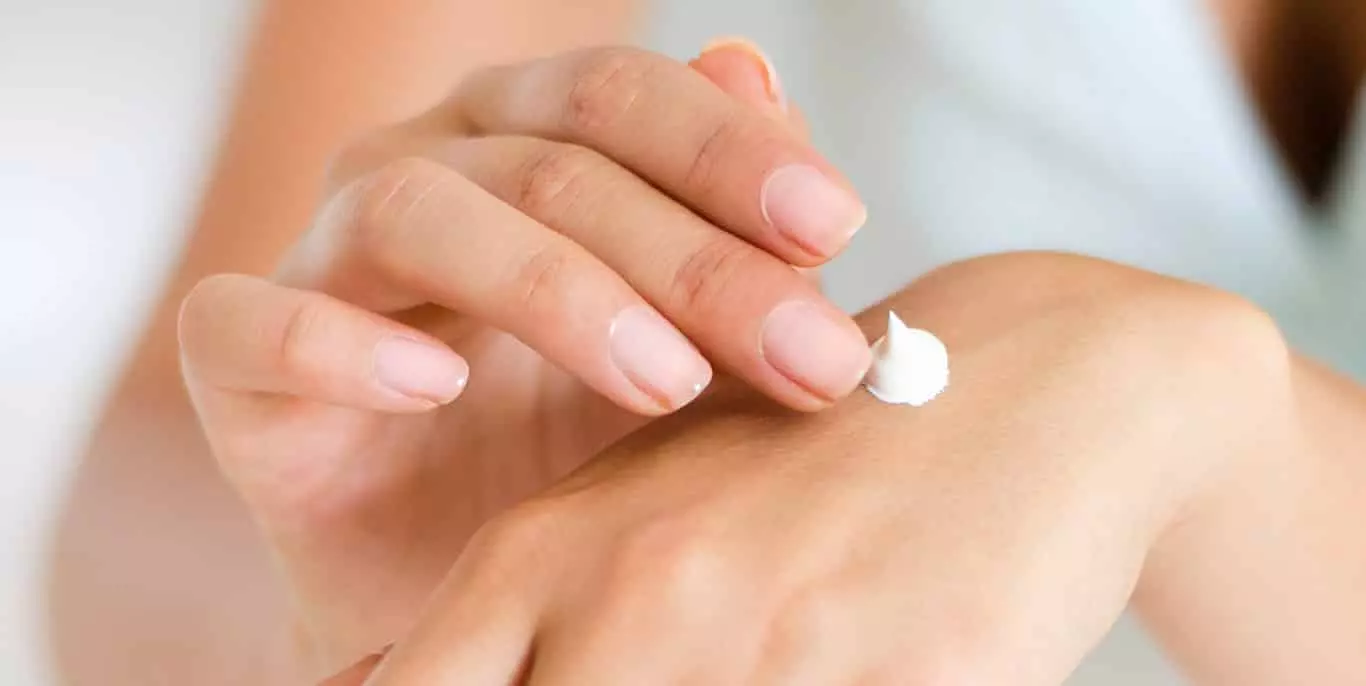 Mikroplastik in Kosmetik - Hände mit Cremeklecks auf Handrücken