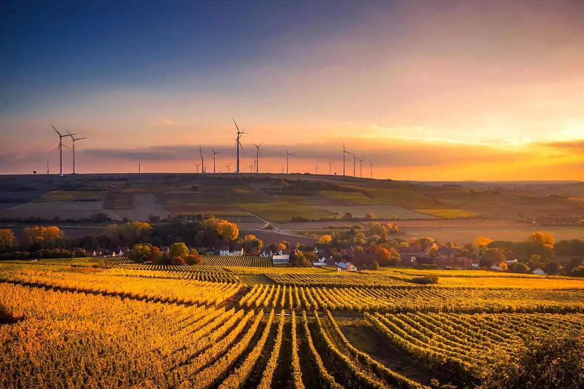 Landschaftsbild - Windräder in ländlich, hügeliger Gegend in Dämmerlichtstimmung