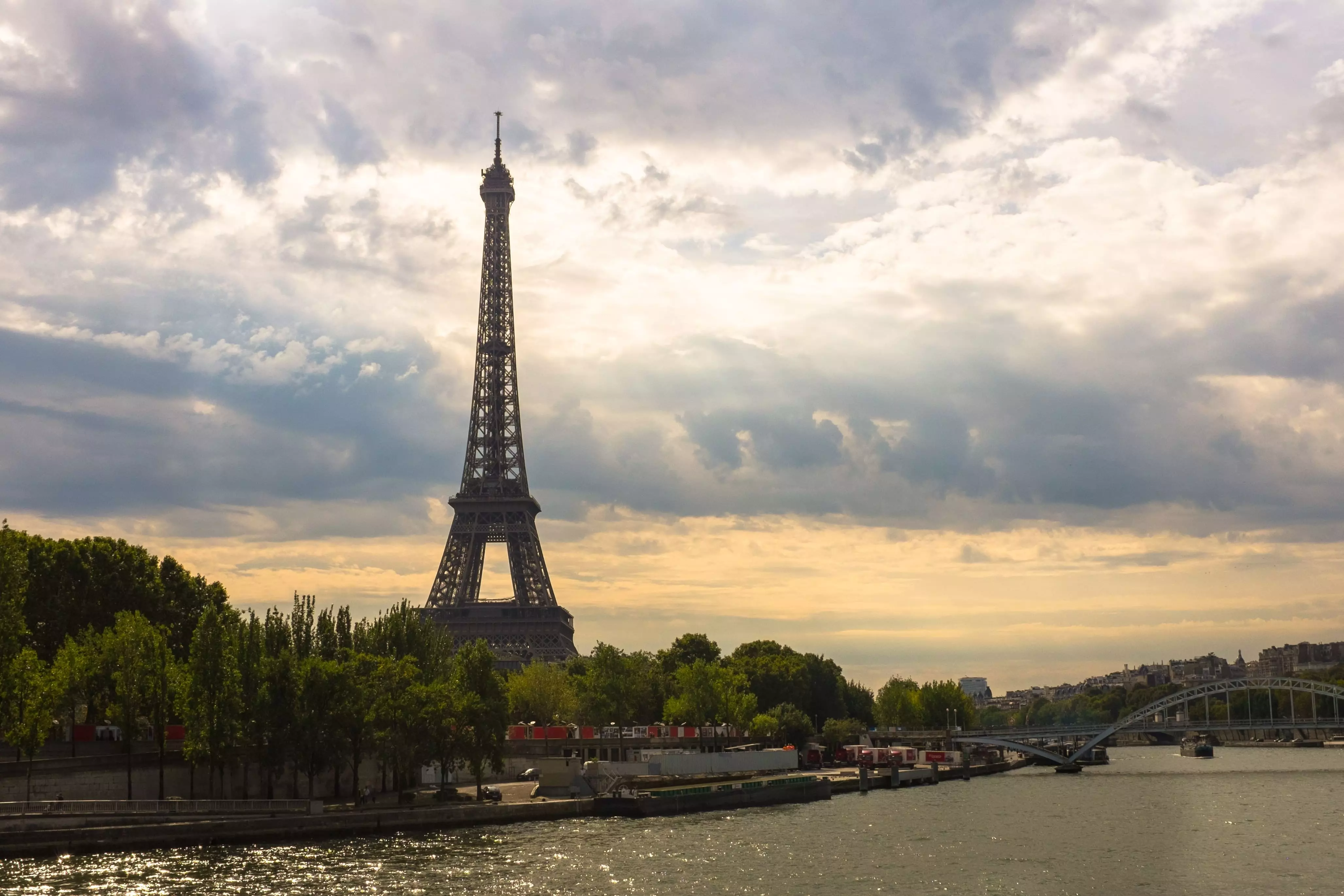 Eiffelturm - Landschaftsaufnahme mit bewölktem Himmel